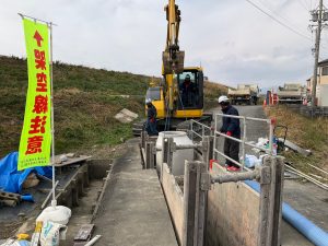 その３-写真５　開削部施工状況（マンホール据付）